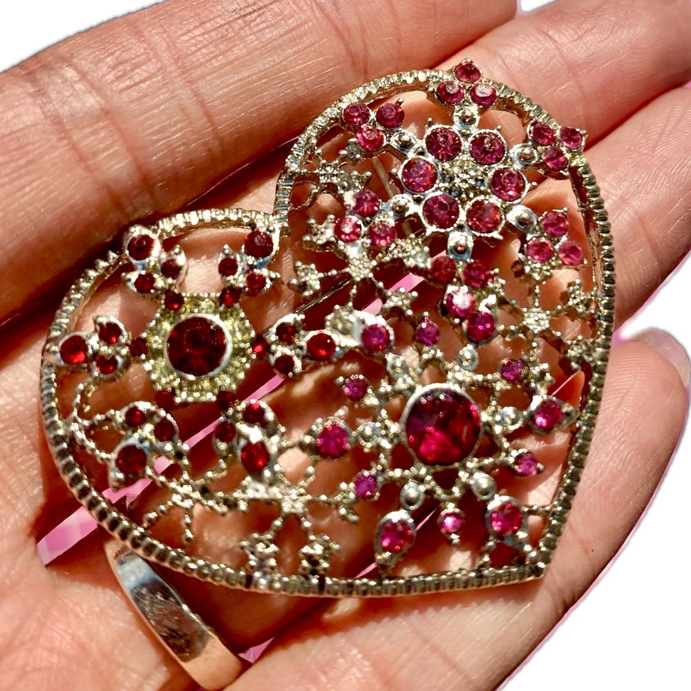 Lucky Brand Elegant Heart-Shaped Pink diamonds Silver Brooch